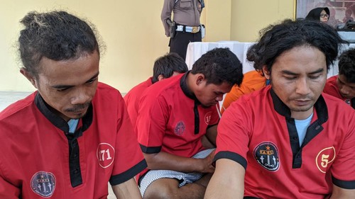 Penjual Jus Magic Mushroom di Gili Trawangan, MS (kiri) dan AP (kanan) saat dihadirkan di Polda NTB, Rabu (4/10/2023).