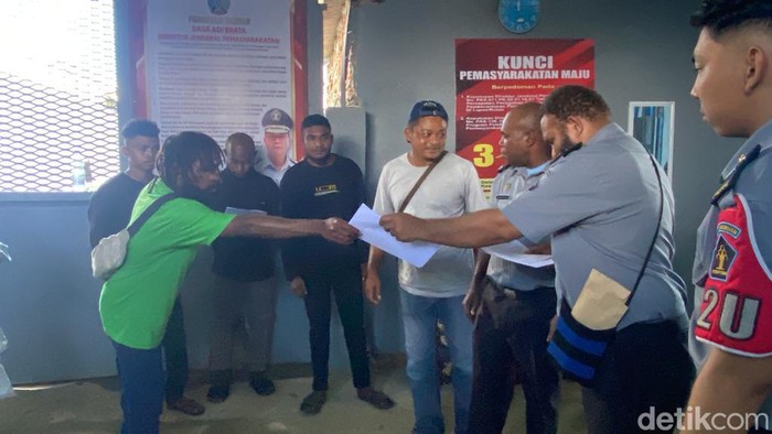 Pentolan KNPB Kabupaten Maybrat, Adam Sorry (Baju Hijau) bebas bersyarat.