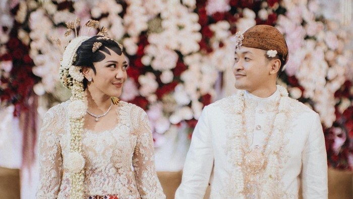 Pernikahan Adat Jawa Putri Tanjung