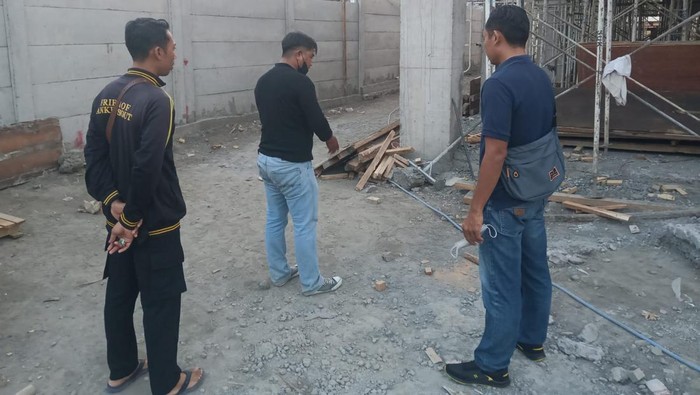 Personel Polsek Karangasem saat melakukan olah TKP di lokasi pembangunan klinik di Lingkungan Galiran, Kelurahan Subagan, Karangasem, Bali, Selasa (3/10/2023). (Dok. Polsek Karangasem)