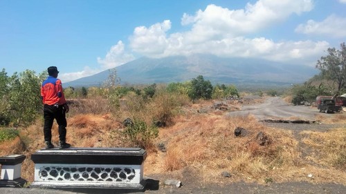 Petugas BPBD Karangasem mengamati lereng Gunung Agung di Kecamatan Kubu, pada Rabu (4/10/2023). Api di lereng Gunung Agung saat ini sudah padam.