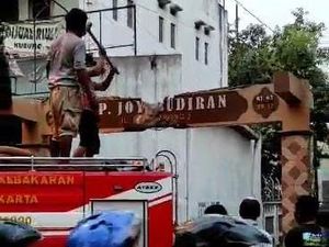Damkar Terhalang Saat Kebakaran di Solo, Begini Aturan Ketinggian Gapura