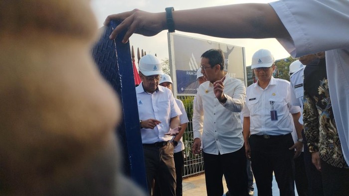 Pj Gubernur DKI Jakarta Heru Budi meresmikan operasionalisasi reservoir komunal PAM Jaya di Rusun Waduk Pluit, Jakarta Utara, Rabu (4/10/2023).