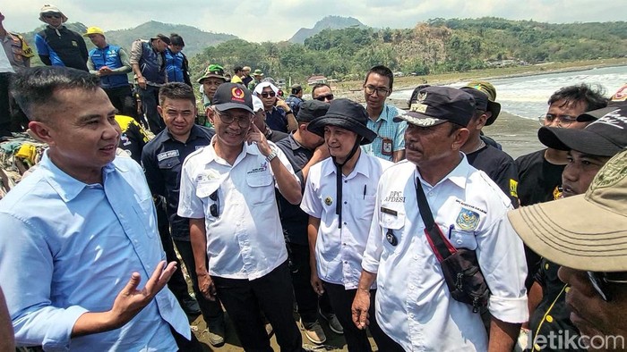 Pj Gubernur Jabar Bey Machmudin dan Kades Sangrawayang, Muhtar saat berdiskusi soal sampah di pantai