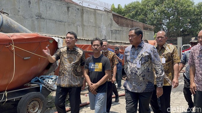 Pj Gubernur Jateng Nana Sujana meninjau kebakaran di Jogosudiran Solo, Rabu (4/10/2023)