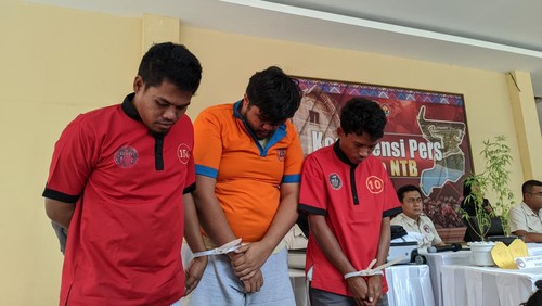Polda NTB mengamankan tiga tersangka pengedar sabu berinsial AR, AR dan RPP. (Foto: Ahmad Viqi/detikBali)