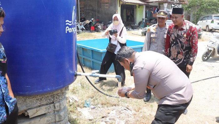 Polisi beri bantuan air bersih untuk warga di Indramayu