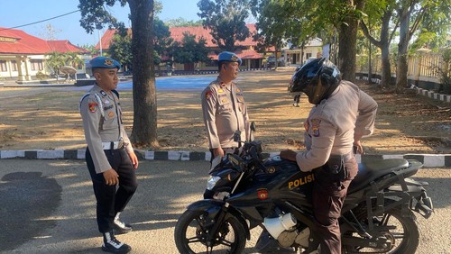 Propam melakukan pemeriksaan surat-surat kendaraan dan kelengkapan diri anggota Polres Manggarai Barat, Rabu (4/10/2023).