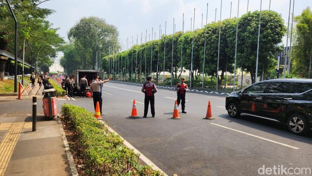 Polisi melakukan pengamanan di Hotel Sultan jelang pengosongan, Rabu (4/10/2023).
