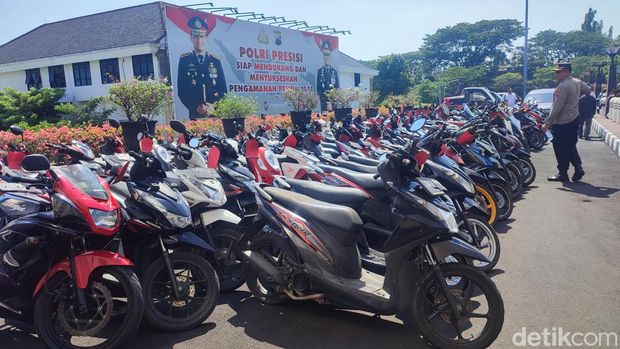 Polisi memamerkan ratusan motor hasil curian yang diamankan di wilayah Jawa Tengah di Mapolda Jateng, Jalan Pahlawan, Semarang, Rabu (4/10/2023).