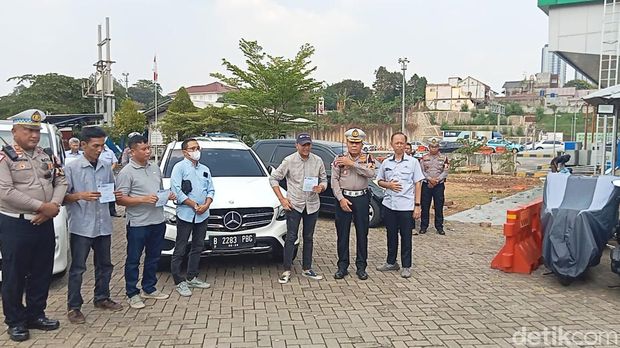 Polisi tilang rombongan mobil mewah yang melawan arah di Tol Desari.
