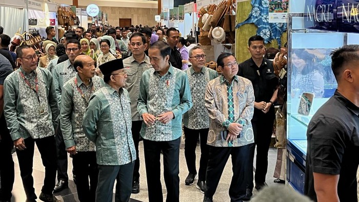 Presiden Joko Widodo (Jokowi) meninjau booth-booth yang ada di pameran Inacraft, Rabu (4/10/2023).