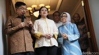 Jusuf Kalla bicara peluang Partai Golkar masuk koalisi pendukung bakal capres Ganjar Pranowo usai bertemu Puan Maharani. JK mengatakan keputusan Golkar adalah wewenang Ketum Golkar, Airlangga Hartarto.  