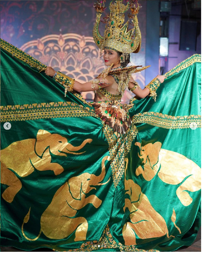 Lukisan gajah pada bagian belakang kostum Farhana Nariswari untuk mengingatkan seluruh masyarakat bahwa Lampung memiliki spesies gajah yang terancam punah. Maka dari itu di belakang kostum ini ada gambar gajah sampai evening gown nanti ada gajahnya untuk menunjukkan misi Puteri Indonesia dan Miss International Indonesia, dalam pelestarian lingkungan, ujar dokter muda lulusan Universitas Padjadjaran tersebut. Foto: Dok. Instagram Puteri Indonesia, inggikendran.official