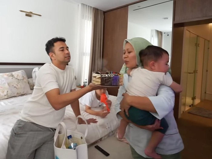 Raffi Ahmad memberikan kejutan di ultah pengasuh Rayyanza.