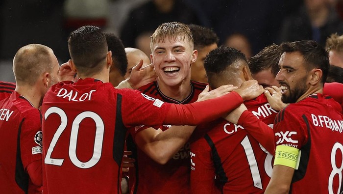 Soccer Football - Champions League - Group A - Manchester United v Galatasaray - Old Trafford, Manchester, Britain - October 3, 2023 Manchester Uniteds Rasmus Hojlund celebrates scoring their second goal with teammates Action Images via Reuters/Jason Cairnduff