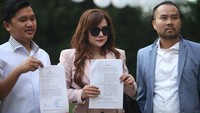 Rea Wiradinata membantah laporan balik pengacara Noverizky Tri Putra Pasaribu di Polda Metro Jaya, yang menyebutnya terlibat dalam kasus penipuan dan penggelapan uang sebesar Rp 6,4 Milyar lebih, dengan tersangka berkewarganegaraan Malaysia, bernama Mohammed Shah Bin Mohd Sidek. 