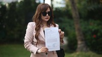 Selegram Rea Wiradinata didampingi tim penasihat hukum menunjukkan surat tanda terima pelaporan Polda Metro Jaya dalam konperensi pers yang digelar di Jakarta, Rabu (4/10/2023). 