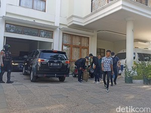 KPK Geledah Rumah Pribadi Mentan di Makassar, Mobil Audi-1 Koper Dibawa