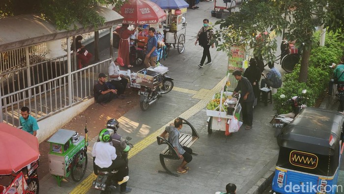 Ruwet! Penjajahan Trotoar Salemba Makin Menjadi-jadi