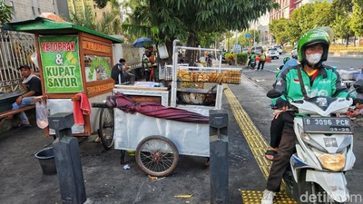 Ruwet! Penjajahan Trotoar Salemba Makin Menjadi-jadi
