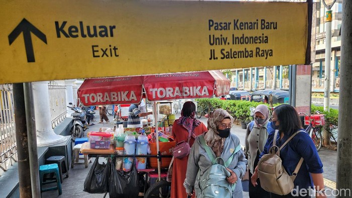 Ruwet! Penjajahan Trotoar Salemba Makin Menjadi-jadi Ruwet! Penjajahan Trotoar Salemba Makin Menjadi-jadi