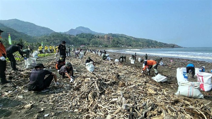 Sampah di Pesisir Loji, Sukabumi.