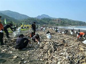 Jabar Hari Ini: Unggahan Pandawara Berujung Sampah di Pesisir Loji Sirna