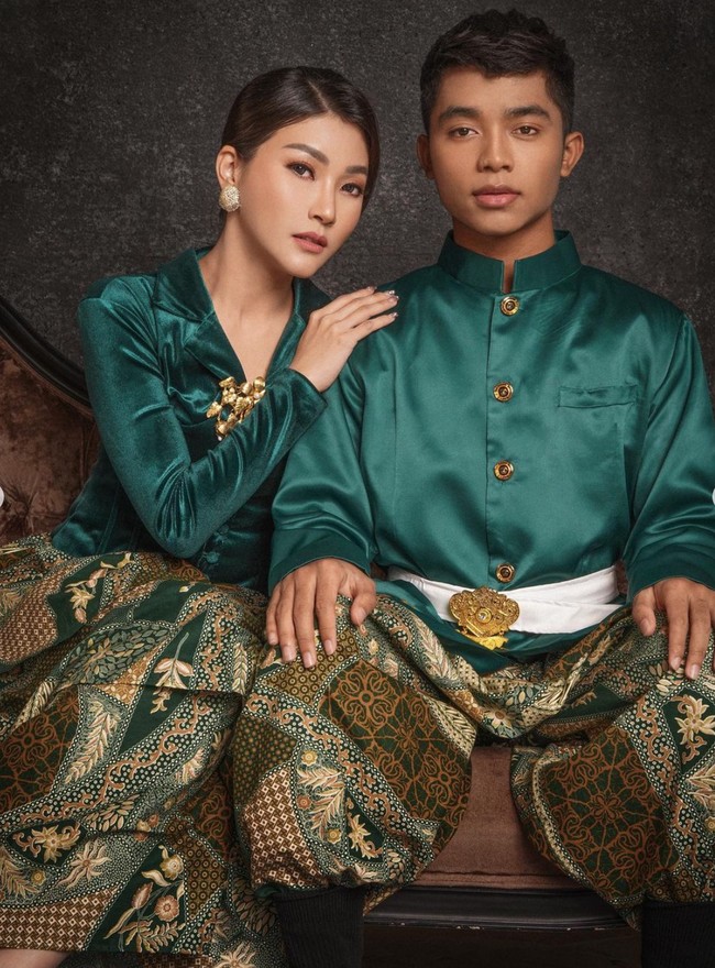 Berpose bersama Betrand Peto, keduanya terlihat seperti kakak dan adik alih-alih ibu dan anak. Sarwendah terlihat cantik dengan rambut konde, sementara Betrand tampak gagah mengenakan beskap yang dilengkapi dengan ikat pinggang berwarna putih. Foto: Instagram/@sarwendah29