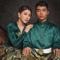 Berpose bersama Betrand Peto, keduanya terlihat seperti kakak dan adik alih-alih ibu dan anak. Sarwendah terlihat cantik dengan rambut konde, sementara Betrand tampak gagah mengenakan beskap yang dilengkapi dengan ikat pinggang berwarna putih. Foto: Instagram/@sarwendah29