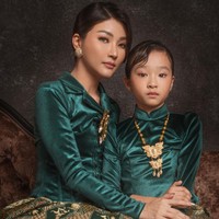 Penampilan putri sulung Sarwendah, Thalia Putri Onsu, juga tak kalah mencuri atensi. Kini sudah berusia 8 tahun, Thalia yang semakin dewasa itu terlihat cantik menyaingi sang mama. Foto: Instagram/@sarwendah29