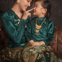 Kalau yang satu ini potret Sarwendah bersama anak bungsunya, Thania Putri Onsu. Thania yang saat ini baru berusia 3 tahun itu terlihat menggemaskan dipangku oleh Sarwendah. Foto: Instagram/@sarwendah29