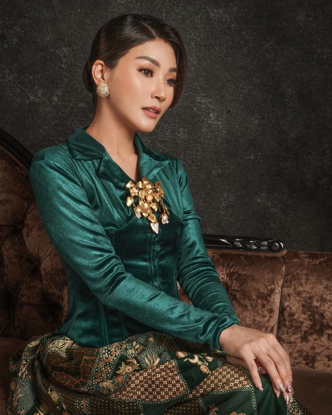 Sarwendah tampil cantik menawan dengan pulasan makeup natural bernuansa nude. Penampilannya itu juga semakin dipercantik dengan bros berwarna emas dan anting giwang di kedua telinganya. Foto: Instagram/@sarwendah29