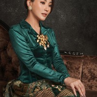 Sarwendah tampil cantik menawan dengan pulasan makeup natural bernuansa nude. Penampilannya itu juga semakin dipercantik dengan bros berwarna emas dan anting giwang di kedua telinganya. Foto: Instagram/@sarwendah29