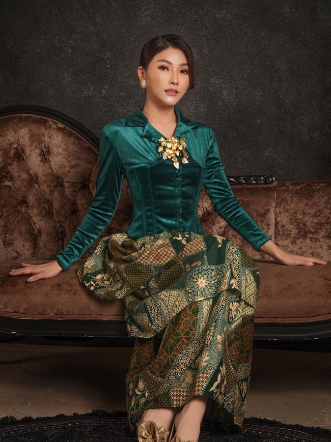 Pemotretan keluarga Sarwendah kali ini dibantu oleh fotografer Robin Alfian. Sementara untuk riasan wajah Sarwendah mempercayakannya kepada Mimi Kwok Makeup Artist. Foto: Instagram/@sarwendah29