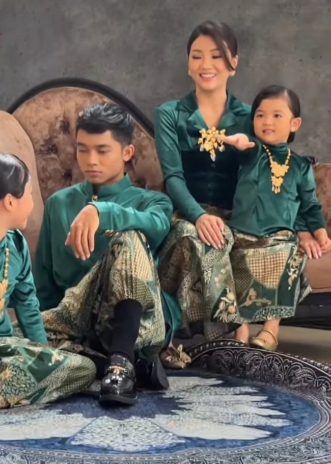 Kali ini pemotretan tersebut tampak tak dihadiri oleh suami Sarwendah, Ruben Onsu. Walaupun demikian, keluarga Ruben itu terlihat tetap kompak berpose bersama. Foto: Instagram/@sarwendah29