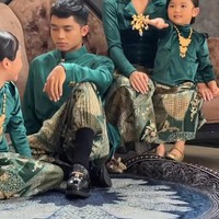 Kali ini pemotretan tersebut tampak tak dihadiri oleh suami Sarwendah, Ruben Onsu. Walaupun demikian, keluarga Ruben itu terlihat tetap kompak berpose bersama. Foto: Instagram/@sarwendah29