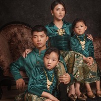 Melalui akun Instagram pribadinya Sarwendah membagikan hasil pemotretannya bersama Betrand Peto dan kedua putri kecilnya. Terlihat keempatnya kompak mengenakan kebaya dan beskap berwarna hijau. Foto: Instagram/@sarwendah29