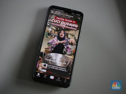 Seorang pekerja melihat berbagai produk secara langsung di TikTokshop. (CNBC Indonesia/Tias Budiarto)
