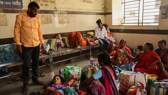 Relatives of patients admitted at the Shankarrao Chavan Government Medical College and Hospital are seen inside the hospital, in Nanded, India, October 3, 2023. REUTERS/Francis Mascarenhas