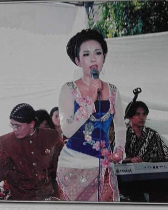 Mengawali karier sebagai sinden wayang kulit, dari situ Soimah mengaku banyak dikenalkan pada komunitas, seperti ketoprak, akapela, mataraman, hiphop, campur sari, wayang kulit. Foto: Instagram/@showimah