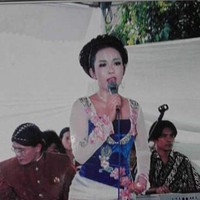 Mengawali karier sebagai sinden wayang kulit, dari situ Soimah mengaku banyak dikenalkan pada komunitas, seperti ketoprak, akapela, mataraman, hiphop, campur sari, wayang kulit. Foto: Instagram/@showimah