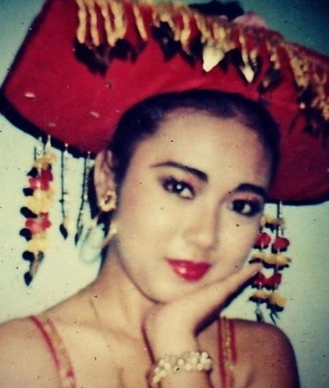 Pemilik nama panjang Soimah Pancawati itu rupanya juga sudah mengenal makeup sejak dulu. Terlihat ia sudah biasa merias wajahnya dengan makeup yang cukup tebal dan lipstik berwarna terang. Foto: Instagram/@showimah