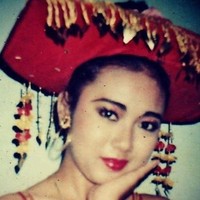 Pemilik nama panjang Soimah Pancawati itu rupanya juga sudah mengenal makeup sejak dulu. Terlihat ia sudah biasa merias wajahnya dengan makeup yang cukup tebal dan lipstik berwarna terang. Foto: Instagram/@showimah