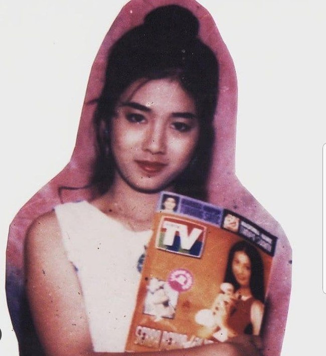 Dalam foto yang satu ini, penyanyi yang baru saja berulang tahun ke-43 itu disebut-sebut mirip dengan Isyana Sarasvati. Bagaimana menurutmu? Foto: Instagram/@showimah