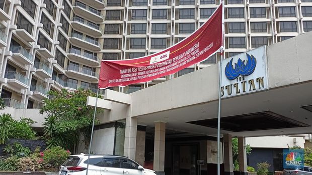 Suasana Hotel Sultan 4 Oktober 12.30 usai petugas keamanan GBK memasang spanduk penyegelan Hotel Sultan di Kawasan Hitel Sultan, GBK, Jakarta, Rabu (4/10). (CNBC Indonesia/Ferry Sandi)