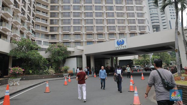 Suasana Hotel Sultan terlihat masih ada pengunjung saat jelang proses pengosongan lahan yang dilakukan oleh Pusat Pengelolaan Komplek Gelora Bung Karno (PPKGBK), Rabu, (4/10). (CNBC Indonesia/Muhammad Sabki)