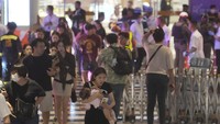 Penembakan terjadi di sebuah pusat perbelanjaan besar di pusat Kota Bangkok, Thailand, pada Selasa (3/10) hingga membuat ratusan orang berlarian kabur dari lokasi kejadian. (AP Photo/Sakchai Lalit)  