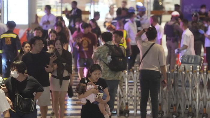 Suasana Mencekam Penembakan di Mal Bangkok A member of security stands inside a shopping mall in Bangkok, Thailand, Tuesday, Oct. 3, 2023. A shooter opened fire inside a major shopping mall in the center of Thailandβs capital Tuesday afternoon, killing three people before being apprehended, authorities said. (AP Photo/Sakchai Lalit)