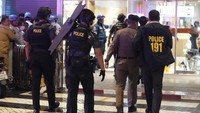Perdana Menteri Thailand Srettha Thavisin mengatakan kepada wartawan bahwa dia belum mengetahui kemungkinan korban jiwa dalam insiden ini. Namun, Srettha menuturkan kepala kepolisian Thailand telah dikerahkan ke lokasi kejadian. (AP Photo/Sakchai Lalit)  